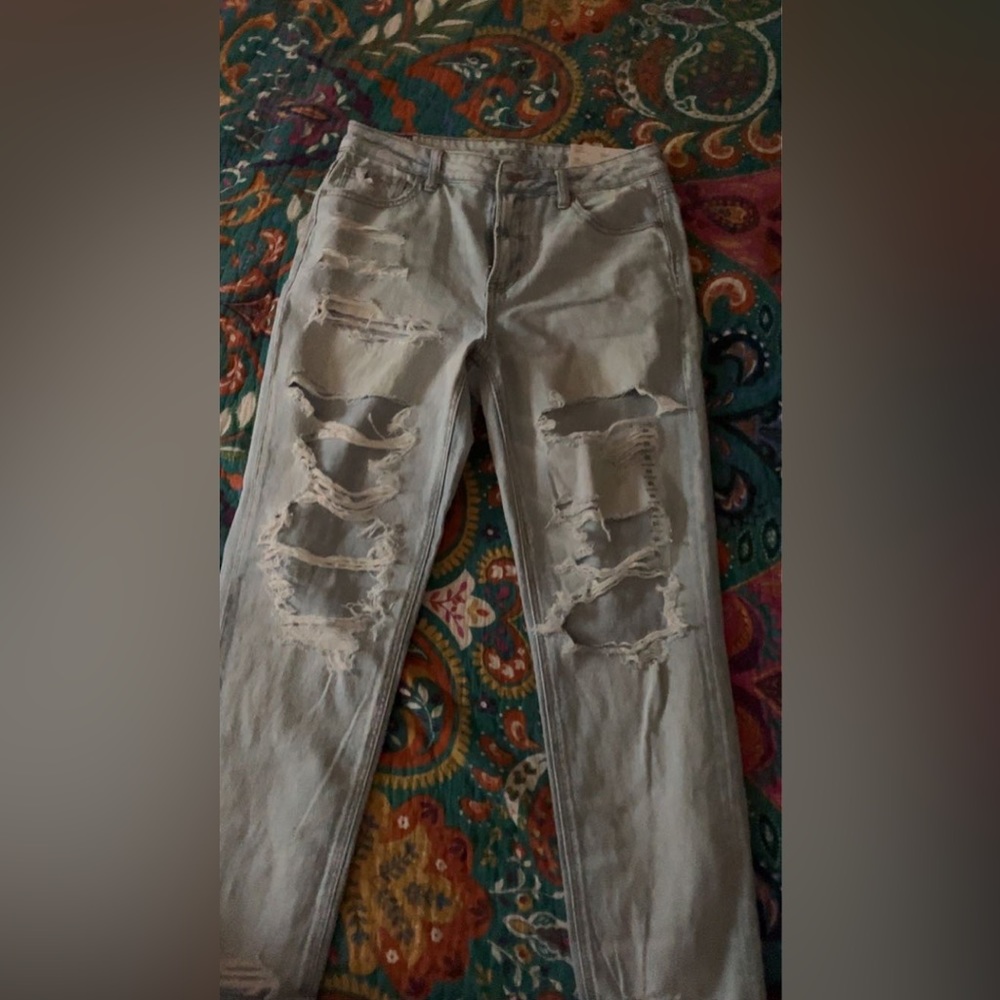 AE STRETCH RIPPED MOM JEAN; SIZE 10; NEW NEVER WORN